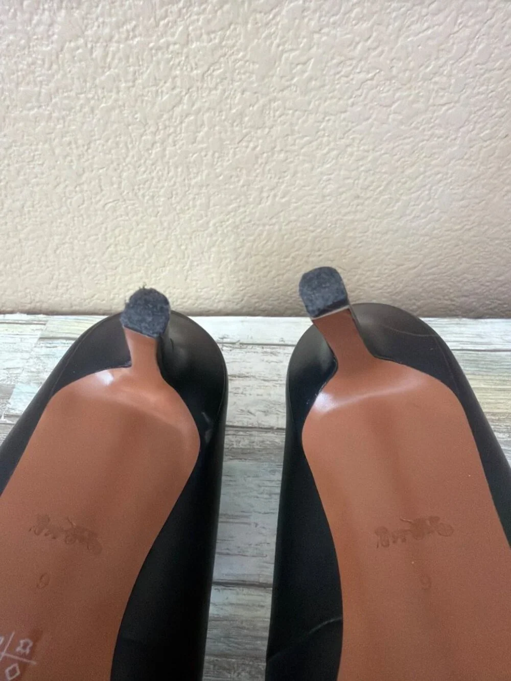 Coach Waverly Black Leather Scalloped Studded Pumps Pointed Toe Heels Size 9 - Picture 13 of 13